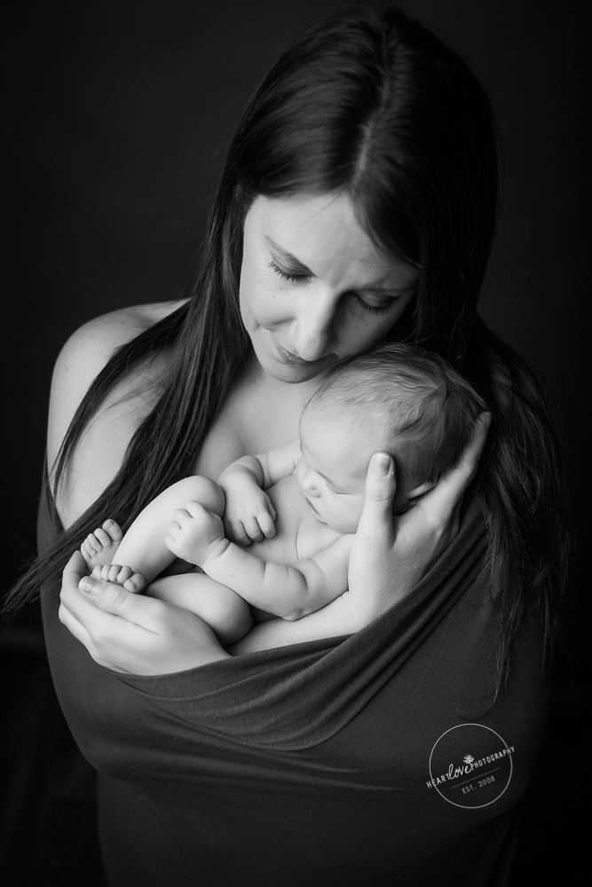 mom with newborn skin-to-skin