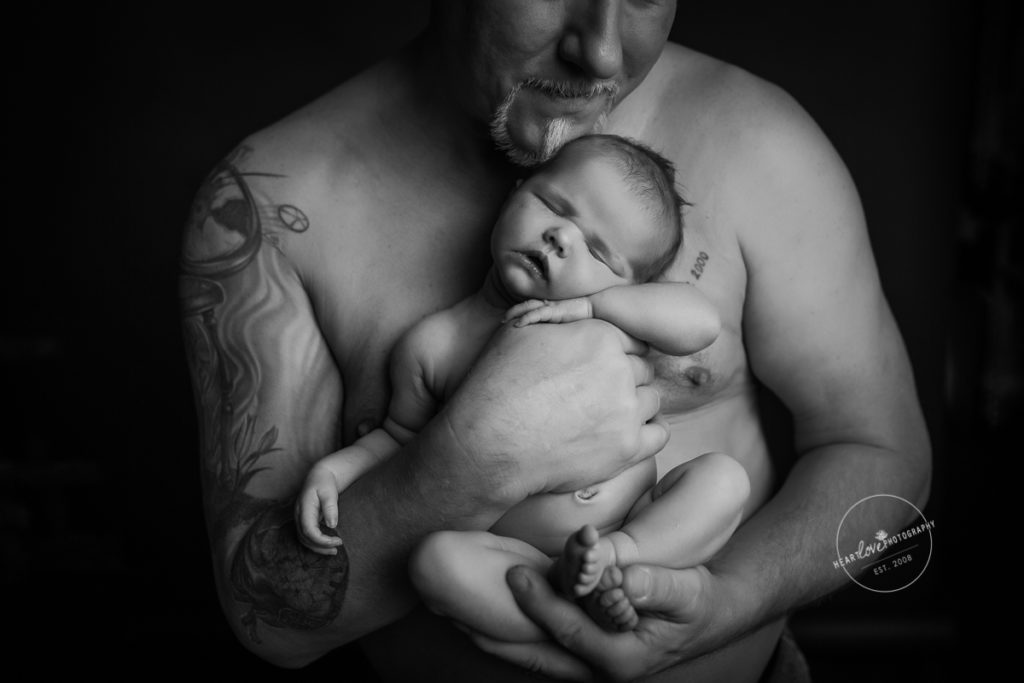 dad with newborn skin-to-skin