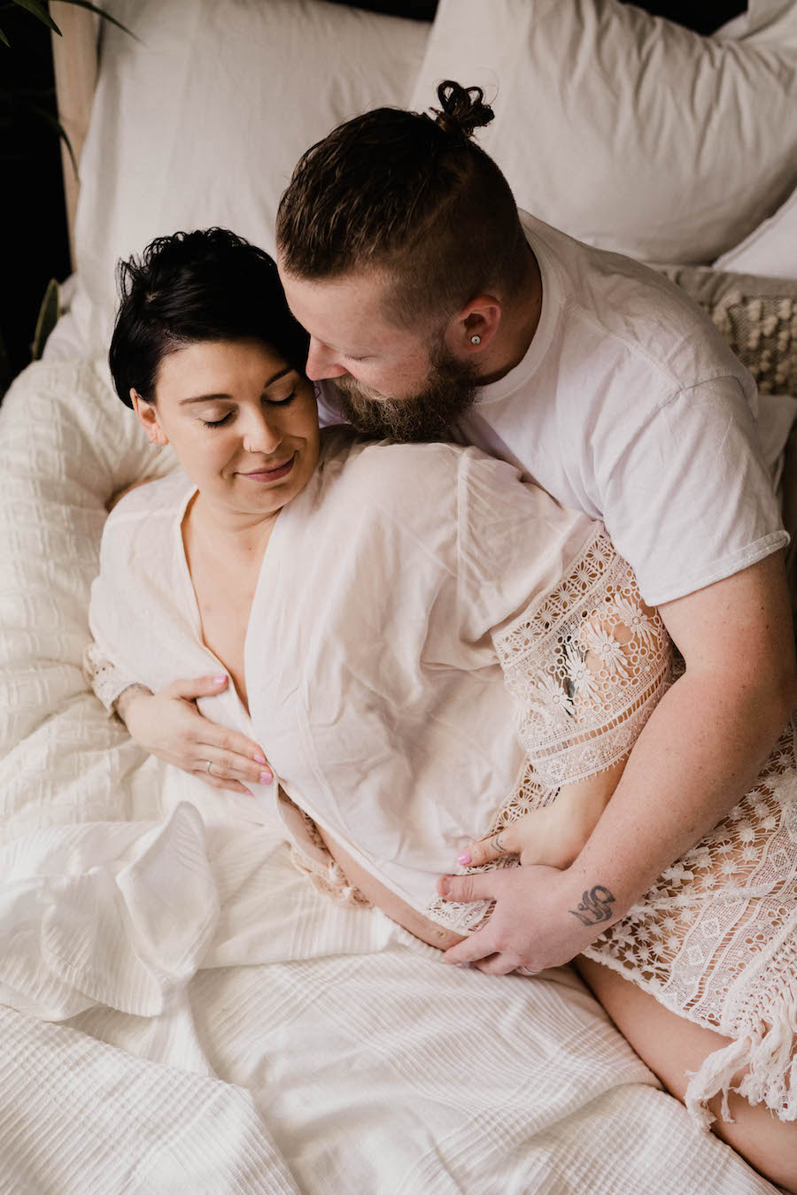 Maternity couple on bed