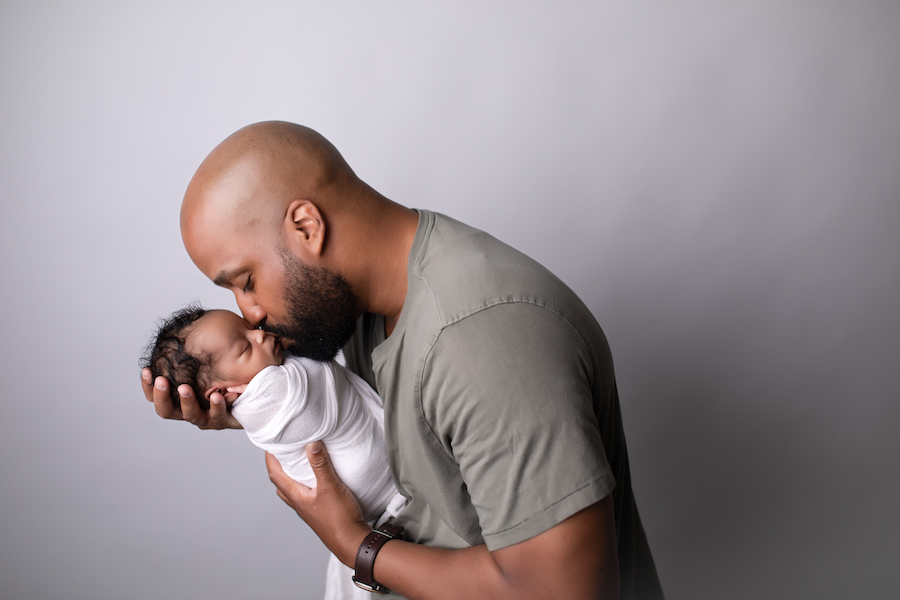 Dad kissing baby's forehead Pasadena, MD